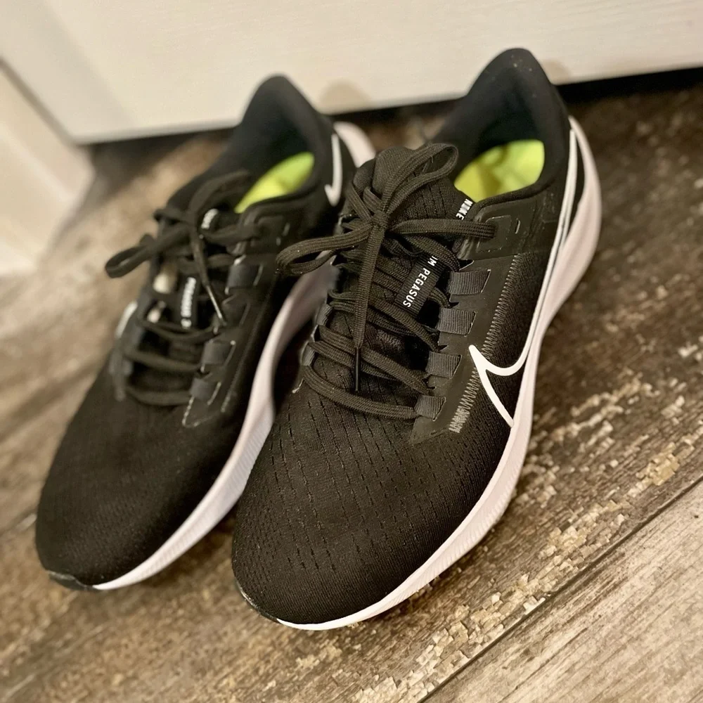 Nike Black and White Running Shoes Like New!